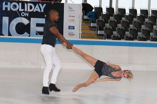 Preview "Time" von Holiday on Ice in der Olympia Eislaufhalle mit Annette Dytrt und Yannick Bonheur (©Foto: Martin Schmitz)